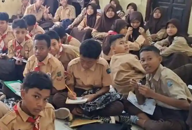 Puluhan Murid SMP di Bekasi Terpaksa Belajar di Lantai